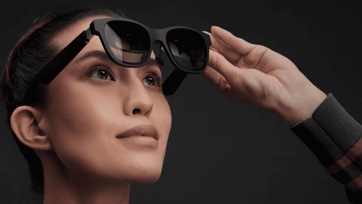 New smart glasses show conversations in real time on the glasses