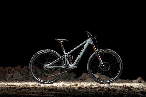 With the new Shuttle SL, Pivot joins the ranks of light e-mountain bikes