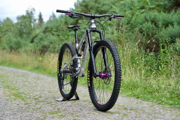 Bird has revised the Aeris 9 and offers up to 180 mm of enduro-compatible suspension travel