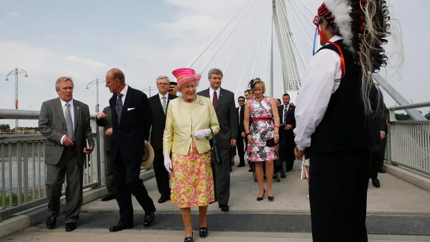 Indigenous groups offer condolences after Queen Elizabeth's death, but colonial past leaves some conflicts in its wake |  CBC News