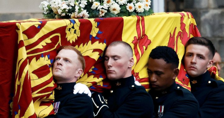 Death of Queen Elizabeth II: coffin makes journey through Scotland, arrives in Edinburgh - National |  Globalnews.ca