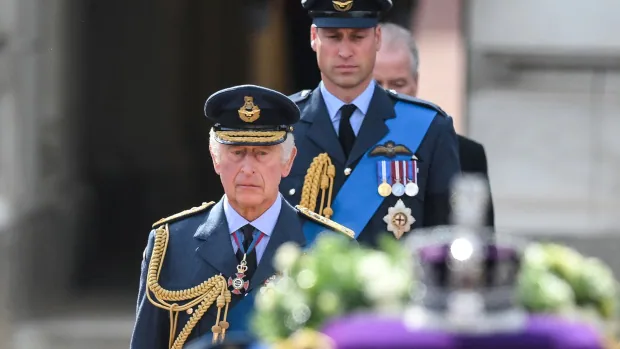 Public viewing for Queen Elizabeth begins at Westminster Hall |  CBC News