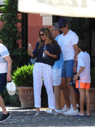 Gisele Bundchen and Tom Brady seen shopping and buying an ice cream in Portofino with their children Benjamin Rein and John Edward Thomas Moynahan.  June 29, 2022 Pictured: Gisele Bundchen, Tom Brady, Vivien Lake Brady.  Copyright: Oliver Palombi / MEGA TheMegaAgency.com +1 888 505 6342 (Mega Agency TagID: MEGA873314_001.jpg) [Photo via Mega Agency]