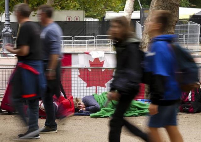 Die-hard Canadian camps out in London ahead of Queen Elizabeth's funeral - Canada News