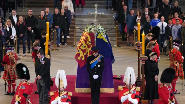 Princes William and Harry lead the vigil of Queen Elizabeth's grandchildren at Westminster Palace |  CBC News