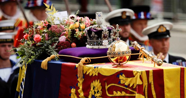 King Charles leaves note on Queen Elizabeth's coffin among flowers he chose - National |  Globalnews.ca