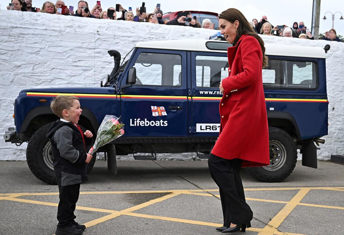 Kate Middleton accepts flowers from an enchanted 4-year-old in Wales - and seems just as enchanted!