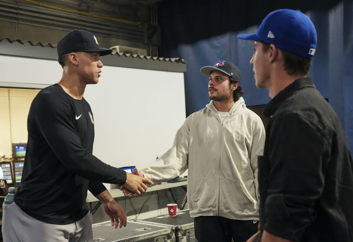 Auston Matthews throws nervousness aside with Jay's ceremonial first throw