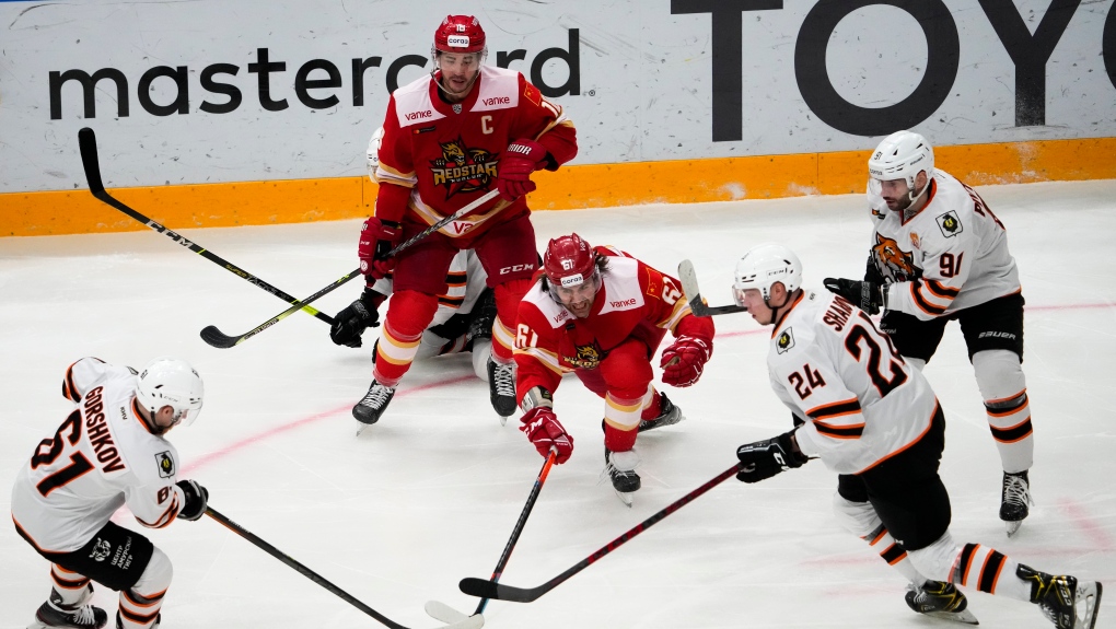 Feds urge Canadian hockey players with KHL teams in Russia and Belarus to drop out