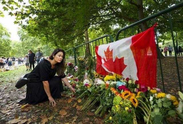 Flamingos, sandwiches and unusual items left at Queen's Memorial in London - Canada News