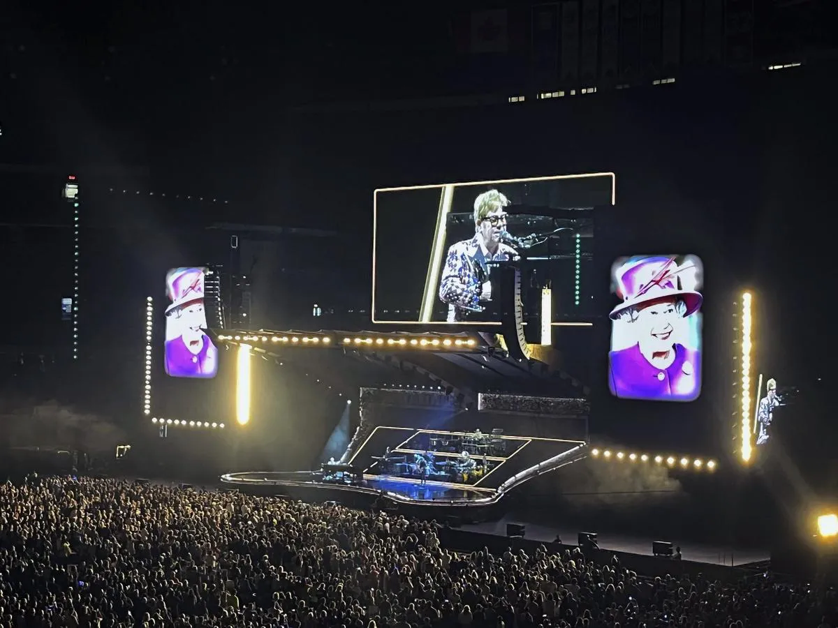 Review |  Elton John pays tribute to Queen Elizabeth II, confesses his love to Toronto in a memorable farewell