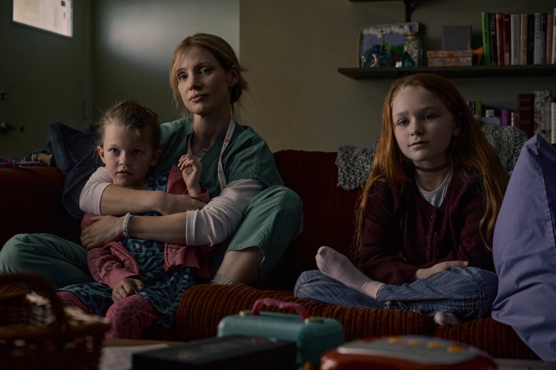 The Good Nurse (2022).  Left to right: Devyn McDowell as Maya Loughren, Jessica Chastain as Amy Loughren and Alix West Lefler as Alex Loughren.  Kr. JoJo Whilden / Netflix