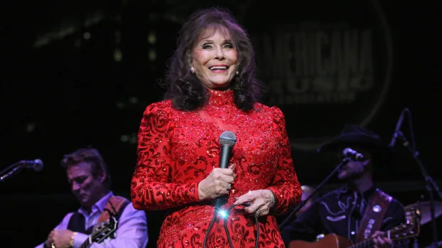 Coal Miner's Daughter singer and country icon Loretta Lynn dies aged 90  CBC News