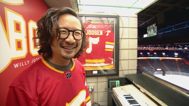 He's 'nerdy', 'passionate' and 'one of a kind' Warren: Meet the Calgary Flames' new organist |  CBC News