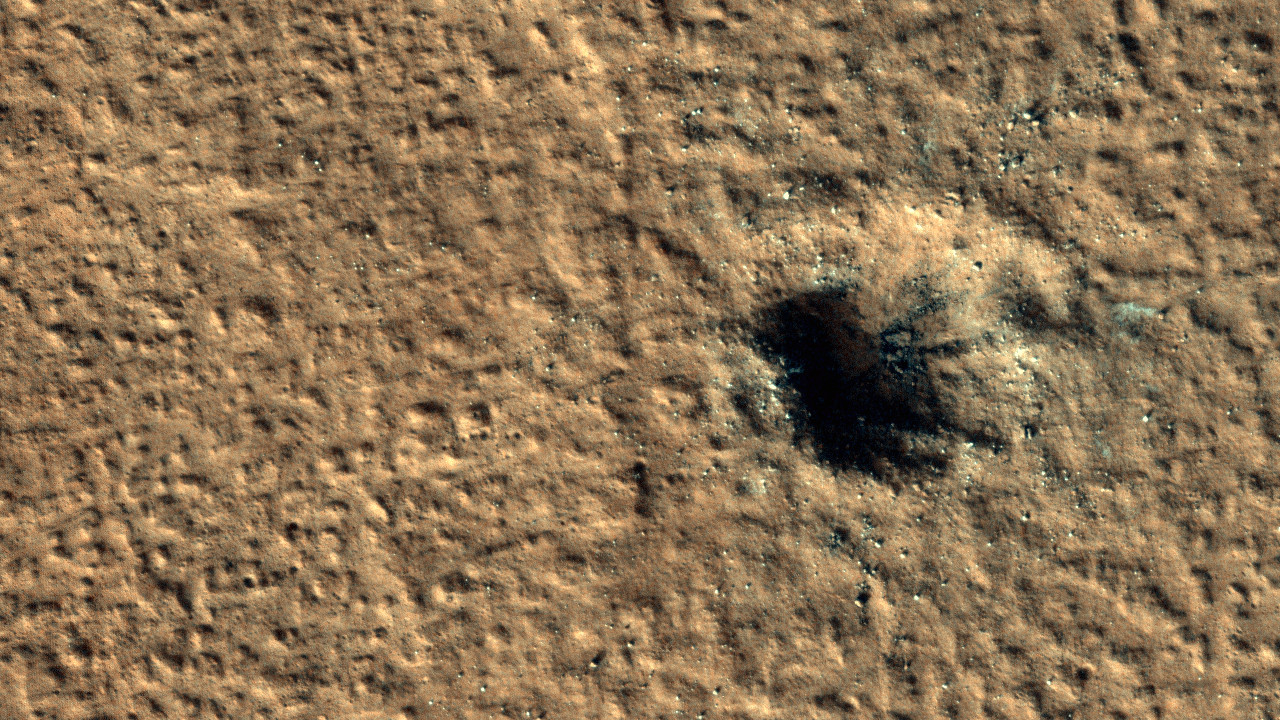 New impact crater on Mars has uncovered 'hidden' ice storage