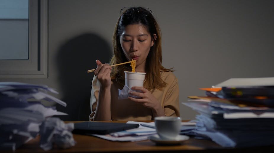 Eating late at night may lead to greater weight gain: new research suggests why