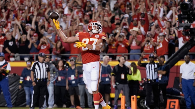 Kelce stars as Chiefs battle to a savage victory over rival Raiders - TSN.ca