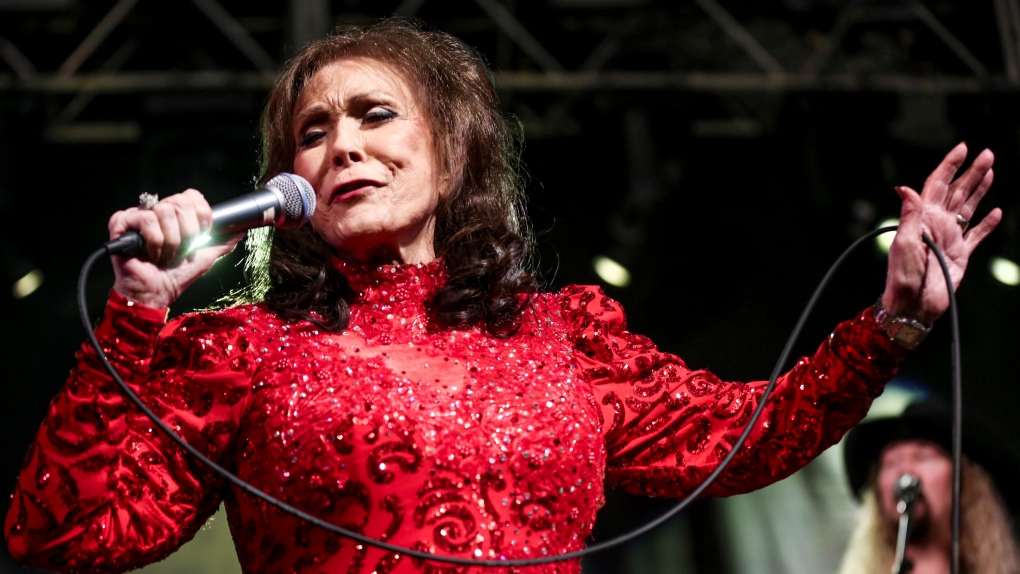 Loretta Lynn, a miner's daughter and Queen of the Country, dies