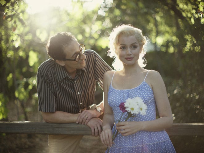 Arthur Miller (Adrien Brody, left) and Marilyn Monroe (Ana de Armas) happily await their arrival