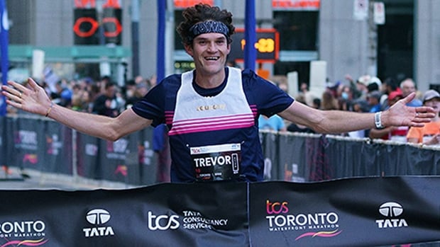 Trevor Hofbauer overcomes cramp to successfully defend Canadian men's marathon title in Toronto |  CBC sport